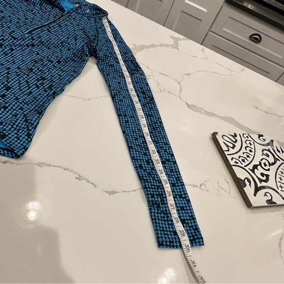 Under Armour Women’s 1/4 Zip Semi-Fitted Running Pullover Black Blue Print - S/M - Picture 9 of 11